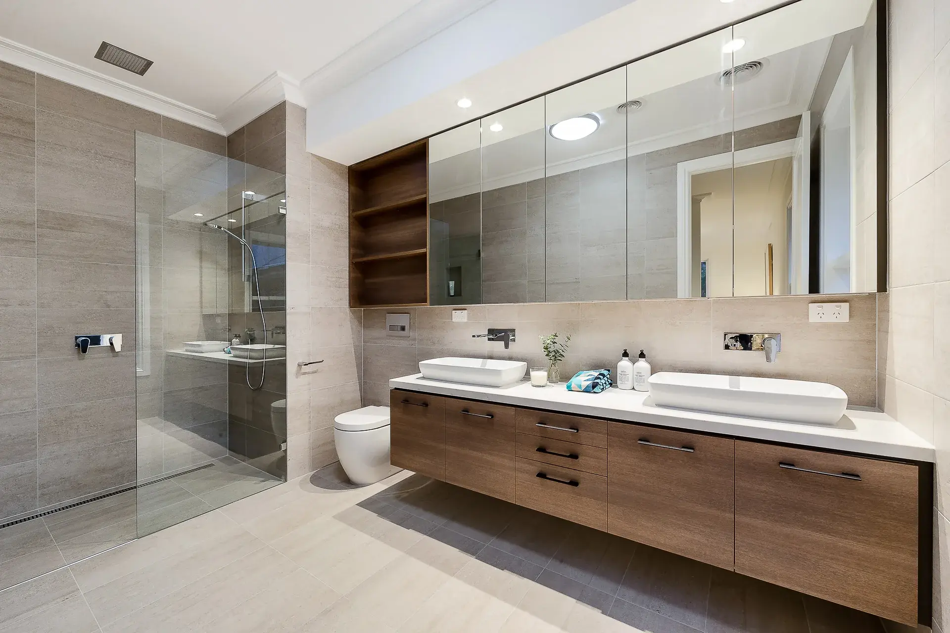 Reforma integral de baño en Zaragoza con mueble de madera natural y encimera blanca