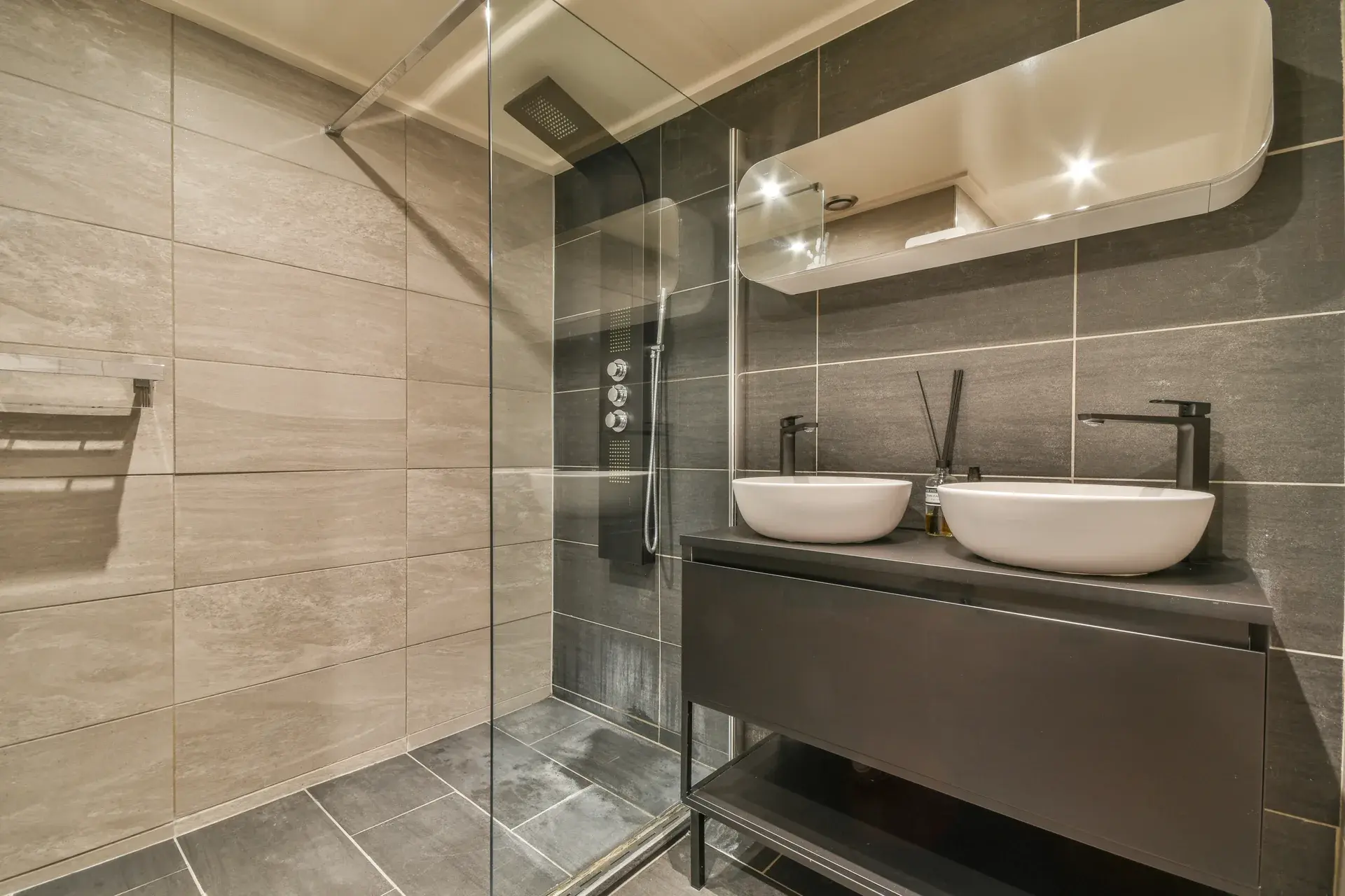 Reforma de baño en Zaragoza con ducha de obra y doble lavabo sobre encimera de mármol