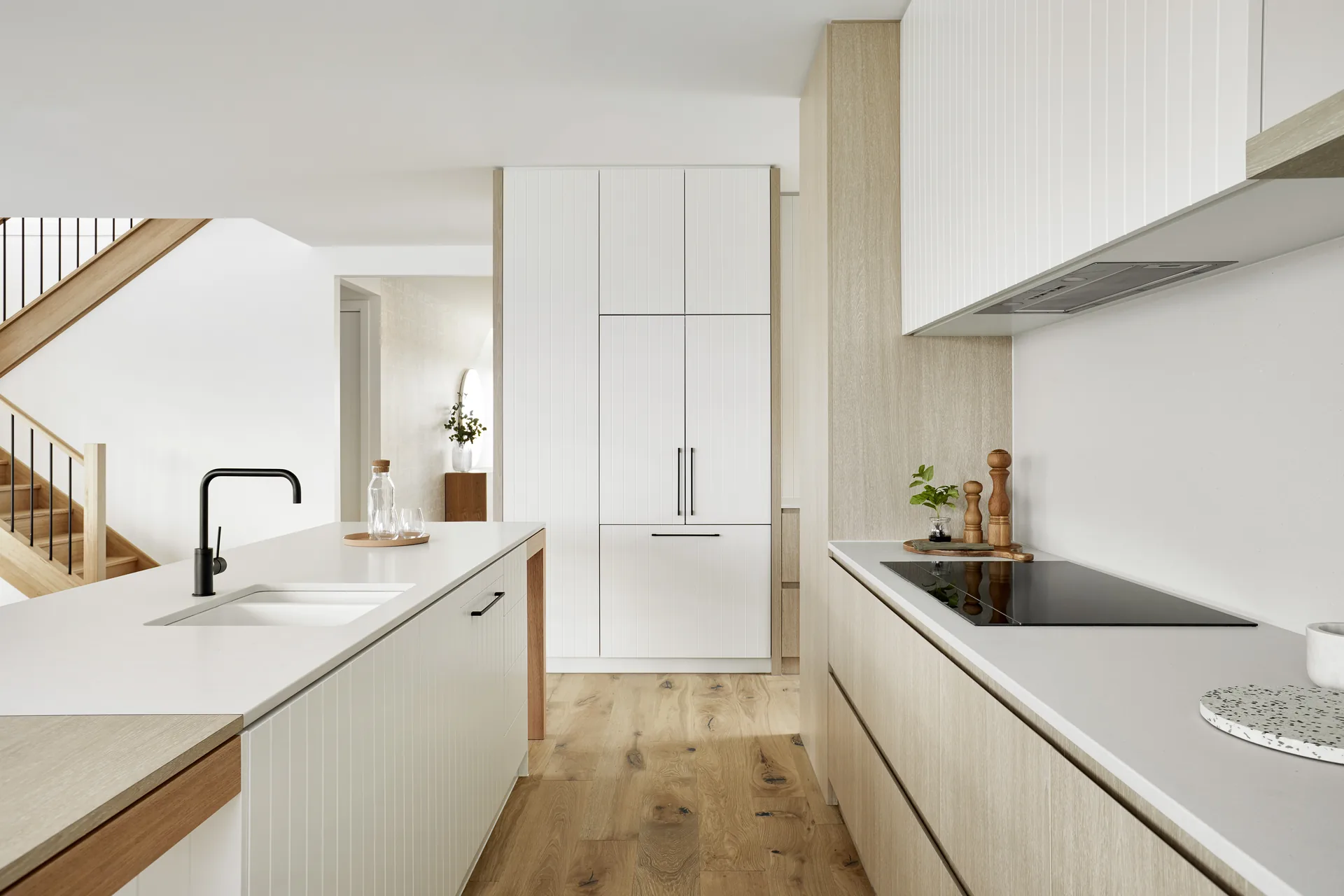 Reforma de cocina en Zaragoza blanca con isla de madera y encimera oscura