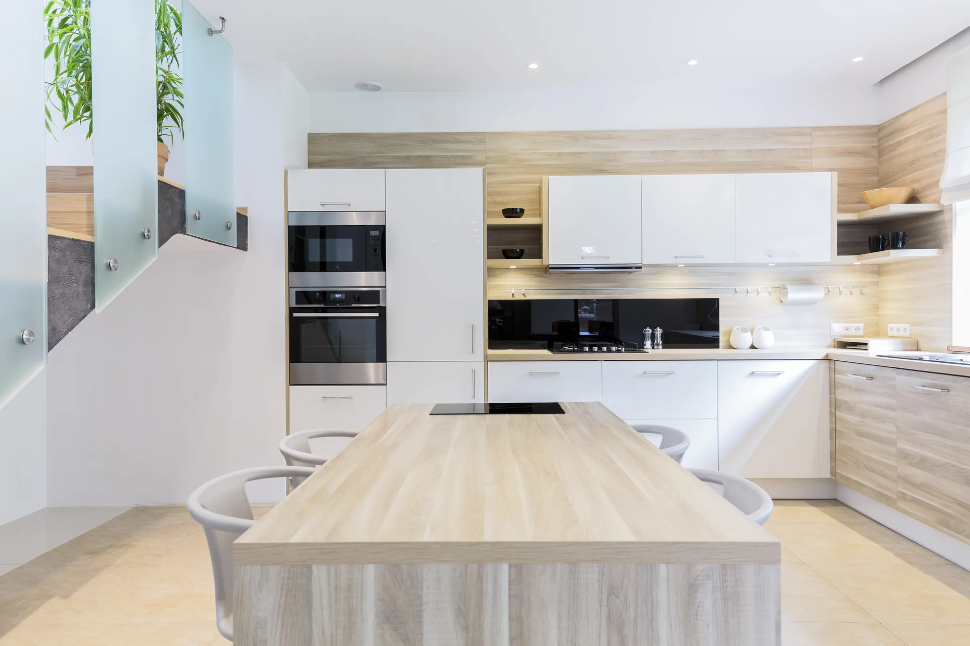 Reforma integral de cocina en Zaragoza con isla, madera y electrodomésticos integrados