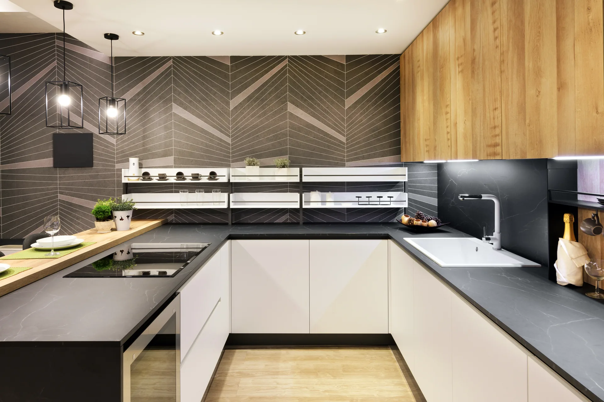 Reforma de cocina en Zaragoza con muebles de madera y encimera de mármol