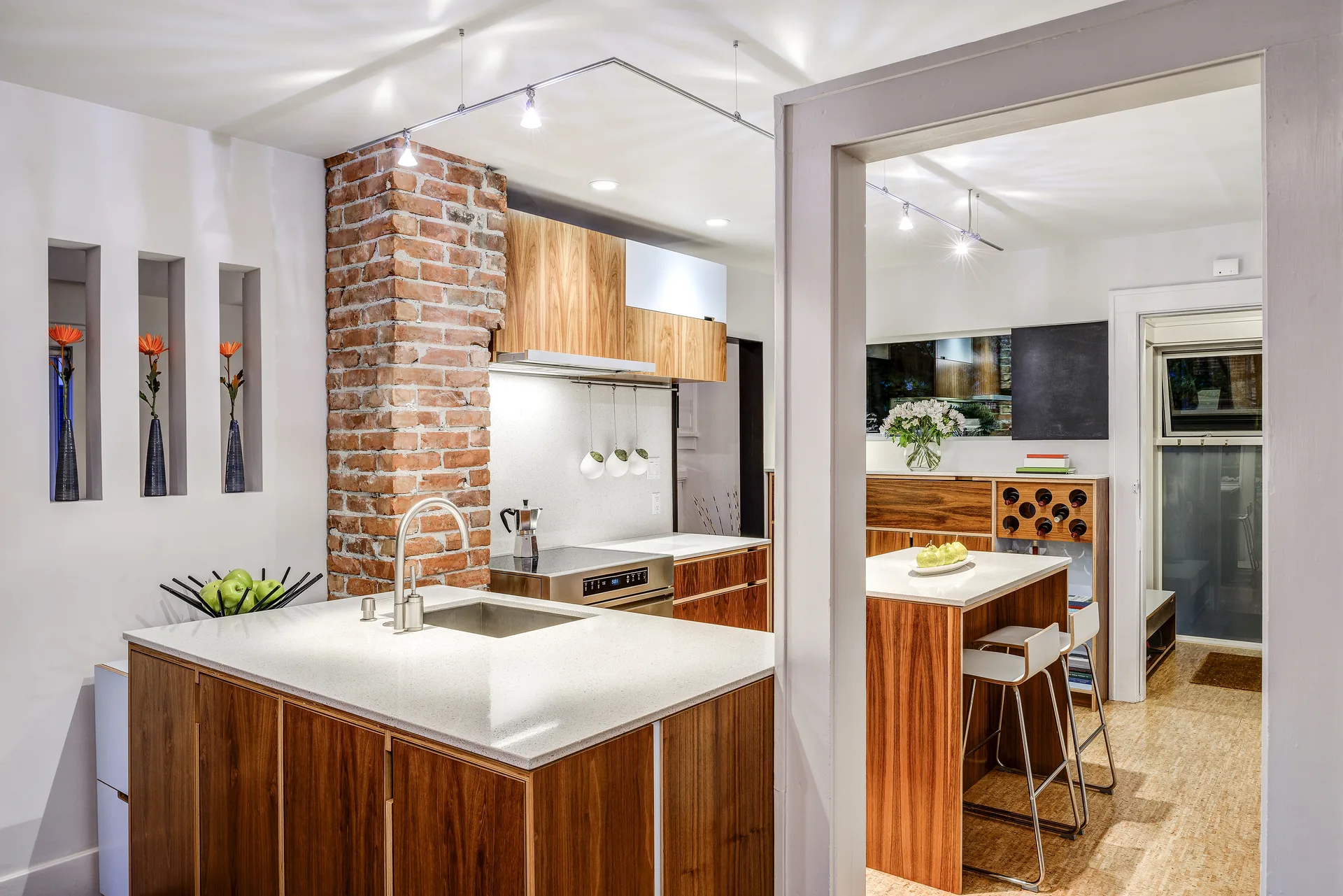 Reforma de piso en Zaragoza — cocina resultado final con madera y acero